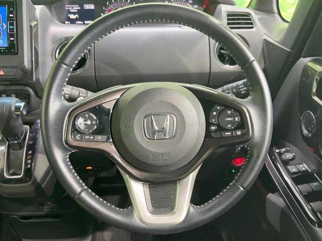 【純正革巻きステアリング】上質な革を使用することで、手にしっかり馴染みとても運転しやすいハンドルです♪