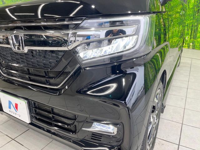 【LEDヘッドライト】悪天候や夜間走行時も良好な視界を確保し安心して運転できる高輝度LEDヘッドライトを装備！点灯速度が早く、消費電力も抑えられています。