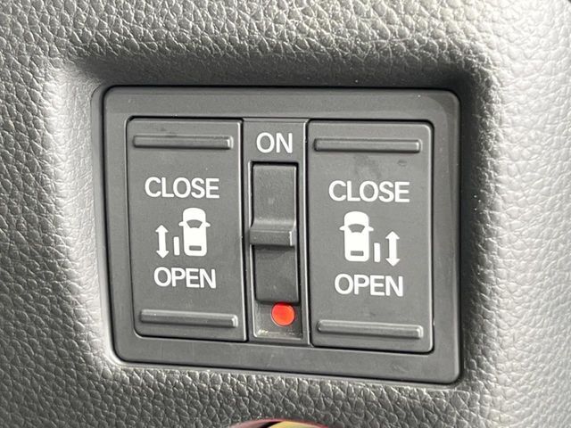 【両側パワースライドドア】スマートキーや運転席のスイッチで後席両側スライドドアの開閉が可能♪電動だから力を入れてドアを開ける必要が無く、小さなお子様でも簡単に開け閉めでき快適です♪