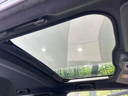 【ガラスルーフ】ガラスルーフ搭載で車内の解放感が一気にアップ！開放的なドライブをお楽しみいただけます。