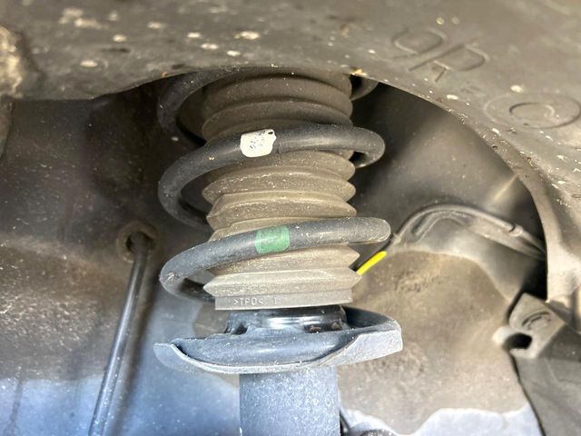 お車を安心してお乗りいただく為には、足回りの定期点検が欠かせません。サービスサポート（有償保証）では無料点検もご提供しており、安心のカーライフをお過ごしいただけるサポート体制が整っています。
