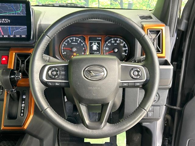 インテリアに合わせたデザインのステアリングは、運転される方のことも考え、運転しやすい形状、大きさです。是非一度、実際に触ってお確かめください。