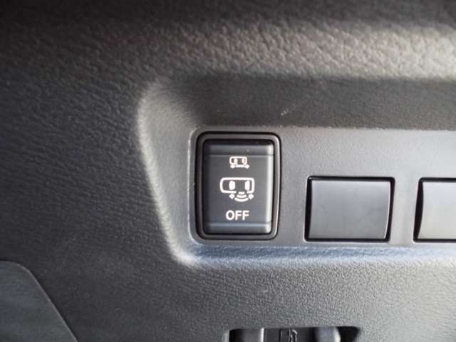 片側だけですが、ハンズフリー電動スライドドア