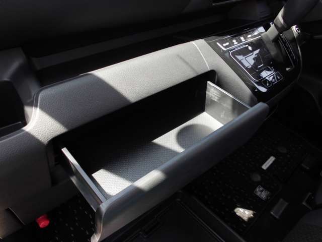 1年間走行距離無制限の『三菱認定中古車保証』付き。全国の三菱系ディーラーにて保証修理を受ける事が出来ますので、お出かけの際も安心です。また、有償にて2年または3年に保証を延長する事も出来ます。