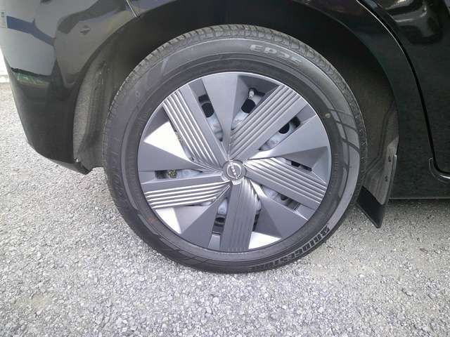 純正ホイールカバー付きです。タイヤサイズ　185/60R16
