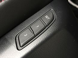 【メモリー機能付きパワーシート】ドライバーごとに設定したシート位置を記憶して、ボタン一つで切り替えできる便利な機能！運転する方が複数名いらっしゃるご家庭におすすめです♪