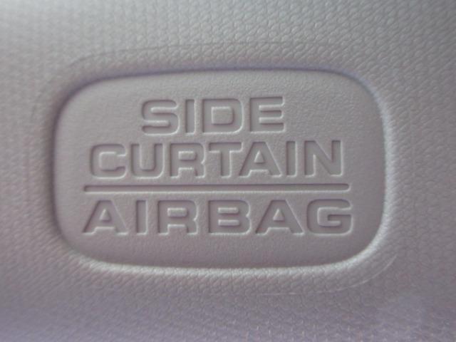 サイドカーテンエアバックシステムは、側面衝突時に大人から子供までさまざまな体格の乗員の頭部や頚部を広範囲で保護。特にセンターピラーへの頭部衝突を防ぐ展開性能を実現しています。