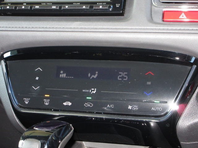 操作部に静電式タッチパネルを採用したフルオート・エアコンディショナー。Honda インターナビ同様、スマートフォン感覚の直感操作を実現しています。