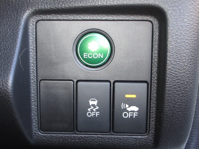 VSA（車両挙動安定化制御システム）とは、従来の車輪のロックを防ぐABS、車輪の空転を抑制するTCSに加え、クルマの横滑り、曲がるを制御し、走る・曲がる・止まるの全領域で安定性を確保するシステムです。