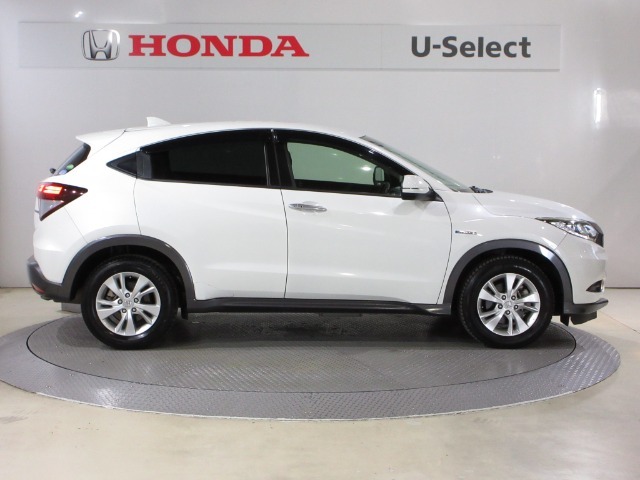 フロントドアからサイドウインドウ後端に向けて、ボディを駆け上がるダイナミックなキャラクターラインを採用。ロアボディとアッパーボディの塊感を強調。これまでにないクロスオーバーフォルムを完成させました。