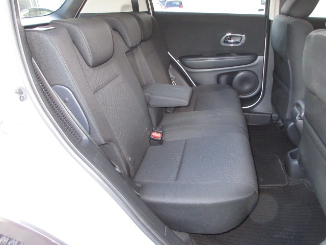 全長を取り回しのよい4,295mmとしながら、センタータンクレイアウトによってリア席の後方配置を実現。ミニバン並のリア席ひざまわり空間としました。