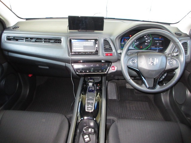 握りやすいハンドルには、オーディオコントロールとクルーズコントロールスイッチが装備されており、ハンドルから手を離さずに操作が出来ます。感覚で操作ができて便利で安全ですね！