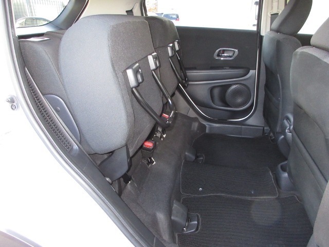 座面を跳ね上げれば、後席が背の高い空間に。駐車場などで後ろが狭く、テールゲートが開けられない時に、横から積みやすい「もうひとつの荷室」になるなど、アイデア次第で使い方が広がります。