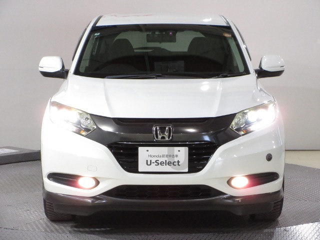 ハロゲンより明るく、より遠くまでさらなる安心感のあるLEDヘッドライトを採用。照射軸の上下方向を自動調整するオートレベリング機構、点灯忘れも防止できるオートライトコントロール機構付きです。