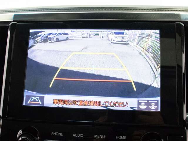ギアをバックに入れると自動的に切り替わる優れものです。鮮明なカメラ画像にて車庫入れをサポートしてくれます。