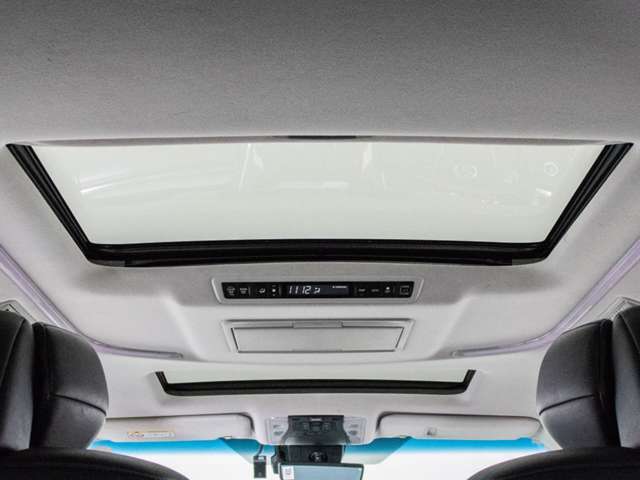 稀少装備サンルーフ搭載！！全国的にも数が少なく希少性の高い装備の一つです。フルオープンやチルトアップも可能！！ドライブをさらに快適にしてくれる装備の一つです！！