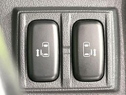 【両側パワースライドドア】スマートキーや運転席のスイッチで後席両側スライドドアの開閉が可能♪電動だから力を入れてドアを開ける必要が無く、小さなお子様でも簡単に開け閉めでき快適です♪