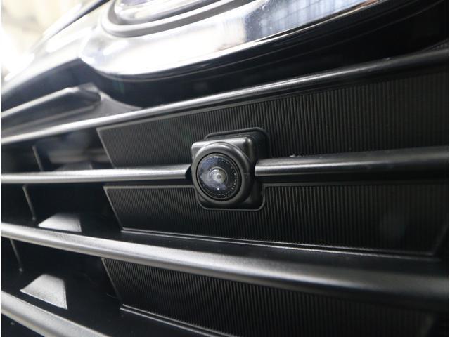 ■フロントグリルにカメラを装着し車内のマルチファンクションディスプレイで確認可能。見通しの悪い交差点での衝突事故防止に貢献するとともに、駐車・発進時などの前方確認をサポートします。
