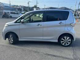 ツヤツヤ・ピカピカです。綺麗な車両です、お見逃しなく！純正アルミホイルも綺麗です。