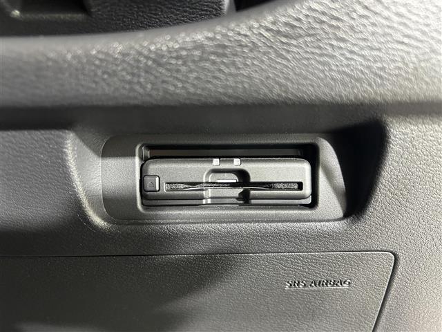 【ETC】有料道路を利用する際に料金所で停止することなく通過できる、ETC車載器（ノンストップ自動料金収受システム機器）が装備されています。セットアップを行うことで利用可能になります。