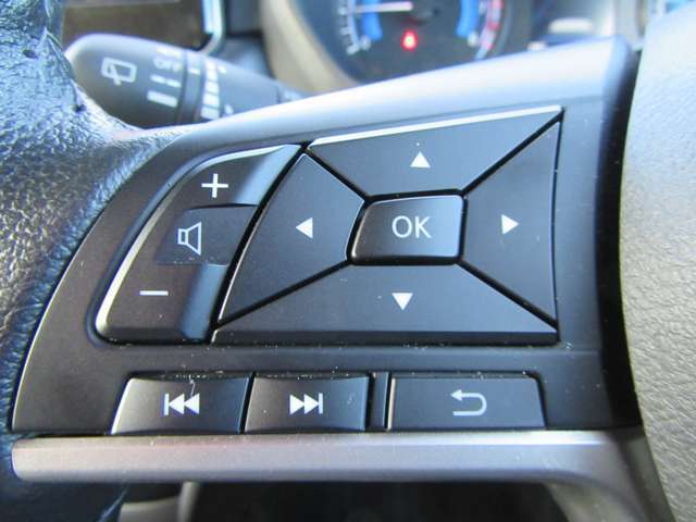 オーディオの音量調節などハンドルを握りながら操作できる便利なステアリングスイッチ付き♪