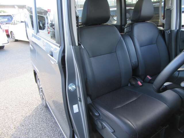 運転席には、シートリフターが付いております☆　前後のスライドに加えシートの高さも変更出来ますので小柄な女性の方でも運転し易いポジションを取れます♪