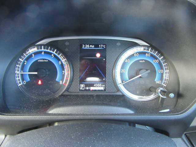視認性の高いメーター類、安全運転に努められます。