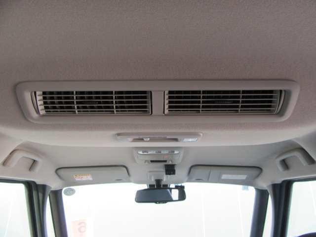 リヤシーリングファン☆ルーフに取り付けたファンで、風を後席にも送風♪空気を効率的に循環させることで、室内空間の温度を均一に保ちます！