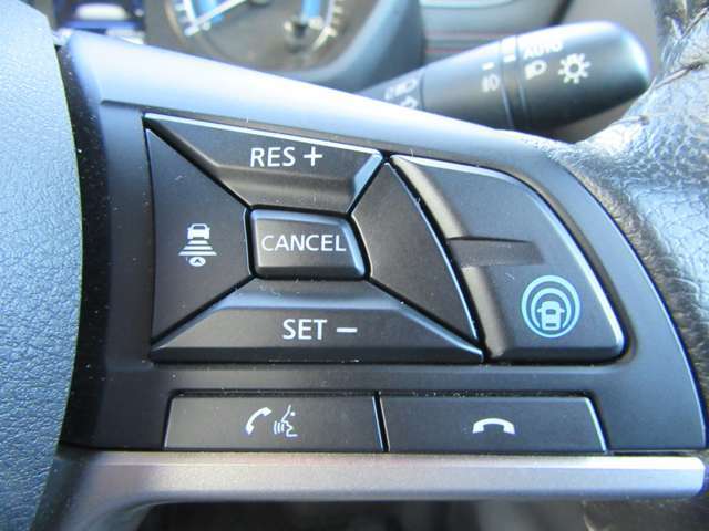 プロパイロット★ドライバーに代わってアクセル、ブレーキ、ステアリングをクルマ側で自動制御。高速道路の運転で感じるストレスや、長距離移動時の疲労が軽減されます。