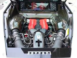 V型8気筒ターボ エンジン 3902cc  カーボンエアダクト