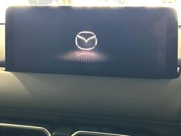 【10.25インチマツダコネクト】車内の雰囲気にマッチした大型ディスプレイ。スマホ接続でのナビ使用やBluetooth再生等、様々な機能が楽しめます。直感的なダイヤル操作が可能で、使い勝手も良好です。