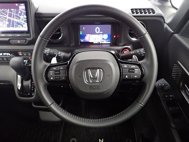 ハンドル左側にはオーディオ操作が出来るオーディオリモートコントロールスイッチ、右側にはHonda SENSINGとオートクルーズコントロールのスイッチを装備！