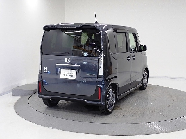 プライバシーガラスが装備されています。外を見るときには気にならずに、後方車両からは車内が見えにくい設計です、周りを気にせず、快適に運転できますよ。