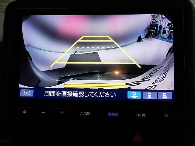 バックも安心のリアカメラ付いています。リアカメラがあると、いつでも安全にバックできますね。死角も減ります。3ビュー切り替え、ガイド線表示なので便利です。