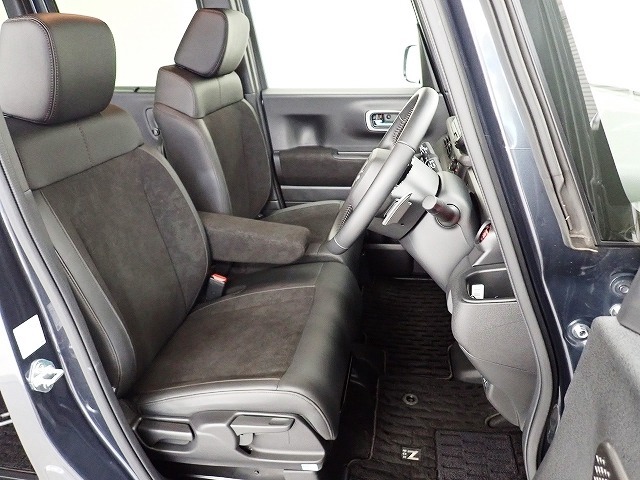 フロントシートはベンチシートです、運転席と助手席の移動が簡単です。真ん中にはアームレストも装備されています！ また運転席シートの高さも調整できます。