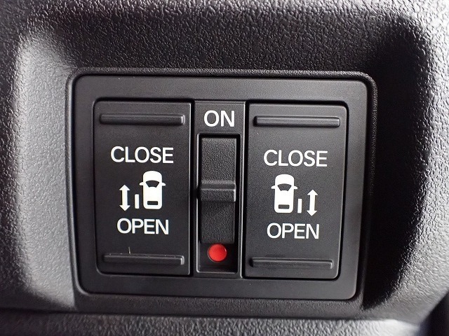 運転席からもスライドドアをボタン操作でスピーディーに開閉できます！またスマートキーでも操作できるので便利です。