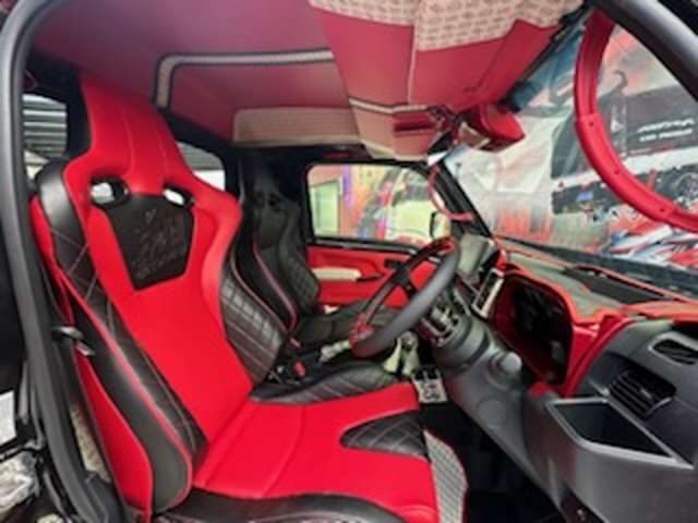 デモカーが魅せるインテリアコーディネート(^^♪バケット翔：レッド＆ブラック　天井/オーバーヘッドシェルフ/バイザー張替　フローティングナビ/Kenwoodナビ