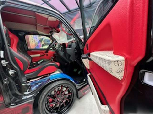 トータルコーディネートの内装カスタム　デモカーならではの仕上がり(^_-)-☆カラーはレッドxブラックにオリジナルモノグラムは貴重付加価値なラグジュアリー感のインテリア空間に(^_-)-☆