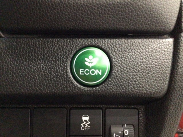 ★ECONスイッチ★　エコドライブを加速しよう！スイッチをONにすると、運転の仕方によるロスを抑え込み燃費をよくするようクルマが頑張ります（＊＾ー＾＊）燃費向上にチャレンジ♪