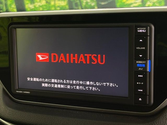 【純正ナビ】人気の純正ナビを装備しております。ナビの使いやすさはもちろん、オーディオ機能も充実！キャンプや旅行はもちろん、通勤や買い物など普段のドライブも楽しくなるはず♪