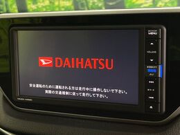 【純正ナビ】人気の純正ナビを装備しております。ナビの使いやすさはもちろん、オーディオ機能も充実！キャンプや旅行はもちろん、通勤や買い物など普段のドライブも楽しくなるはず♪