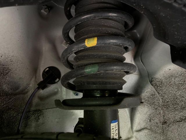 お車を安心してお乗りいただく為には、足回りの定期点検が欠かせません。サービスサポート（有償保証）では無料点検もご提供しており、安心のカーライフをお過ごしいただけるサポート体制が整っています。