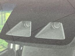 【スマートアシスト】走行中に前方の車両等を認識し、衝突しそうな時は警報とブレーキで衝突回避と被害軽減をアシスト。より安全にドライブをお楽しみいただけます。