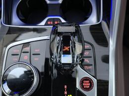 【シフトノブ】BMWの高性能オートマチックは、ATセレクトレバーを左側に倒すことで、通常の「D」から「S」（スポーツ）または「M」（マニュアル）へと切り替えが可能です。