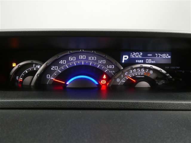 各操作スイッチは使いやすい位置に配置され、とっても見やすいメーターです。夜間時はラグジュアリーな気分にさせてくれる照明が魅力ですので、夜のドライブも楽しみになりますよ♪