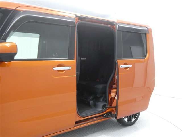 【両側パワースライドドア】両側パワースライドドア付きだから、狭い駐車スペースなどでの 乗り降りラクラク！小さなお子さまのいるご家庭には嬉しい装備。