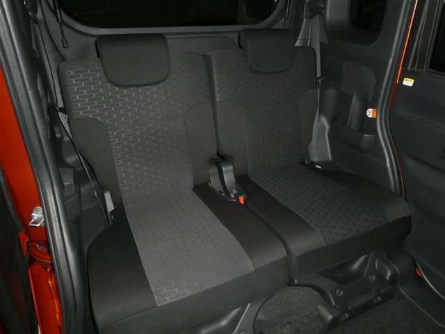 後席シートも広々としたスペースを確保しています。大人でもゆったりと座って頂けますので、大人数でのお出かけもラクラクです♪ドライブに行くのが楽しみですね♪