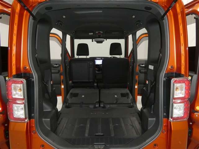 【シートアレンジ可能】ゆとりあるワイドな車内空間は、ドライブを始め買い物やレジャーなど、幅広く活躍します。一人でもみんなとでもお出かけを楽しみましょう！