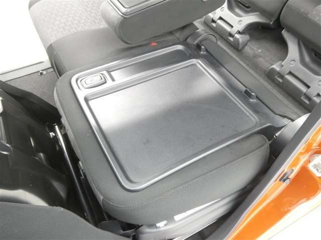 【シートアレンジ可能】ゆとりあるワイドな車内空間は、ドライブを始め買い物やレジャーなど、幅広く活躍します。一人でもみんなとでもお出かけを楽しみましょう！