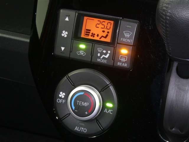 【オートエアコン】車内温度を感知して自動で温度調整をしてくれるのでいつでも快適な車内空間を創り上げます！どの席に座っても快適なドライブが楽しめます♪